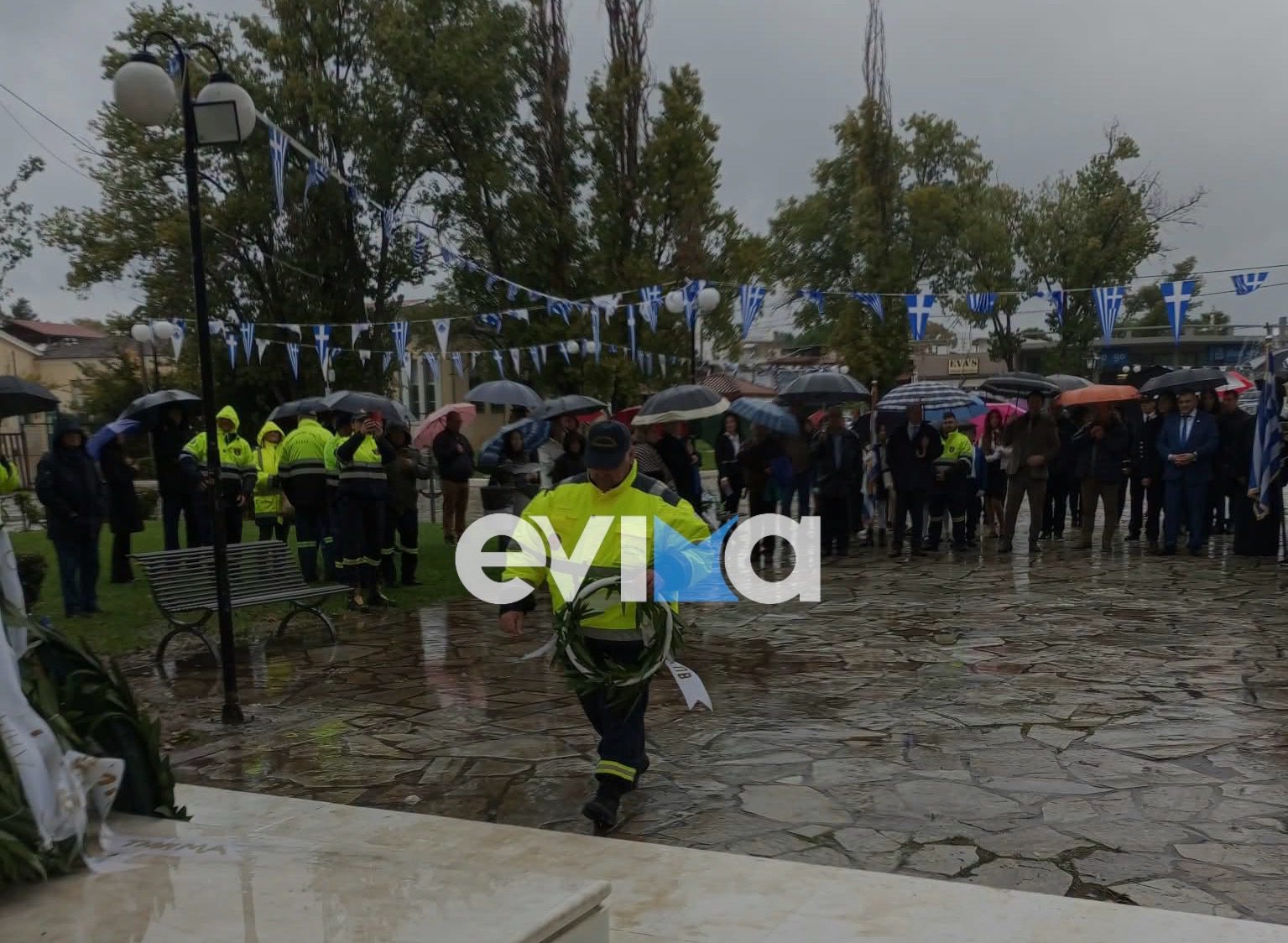 Ερέτρια: Υπό βροχή η κατάθεση στεφάνων για την επέτειο της 28ης Οκτωβρίου (vid)