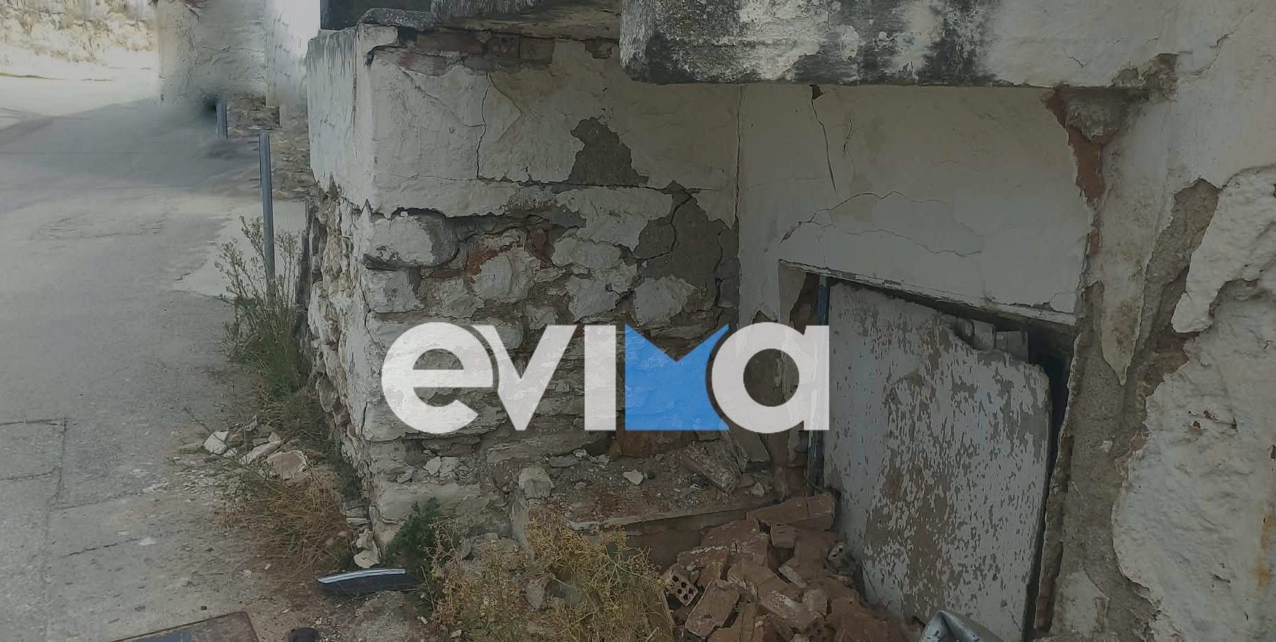 Τροχαίο στην Εύβοια: Αυτοκίνητο «καρφώθηκε» σε τοίχο και ξήλωσε πινακίδα σήμανσης