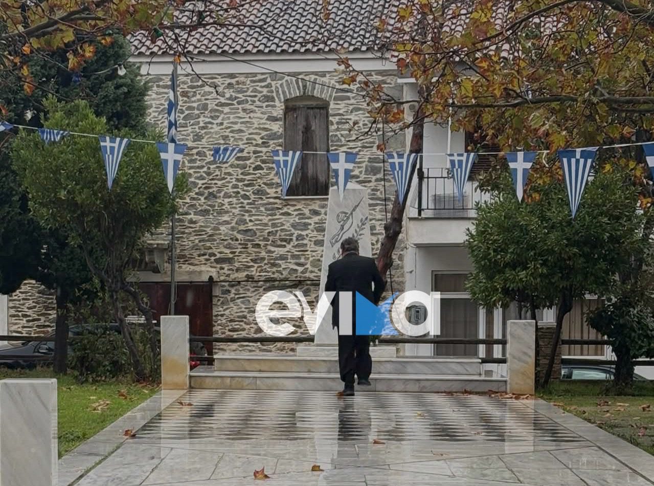 28η Οκτωβρίου στην Εύβοια: Μόνος του και υπό καταρρακτώδη βροχή κατέθεσε στεφάνι Αντιδήμαρχος!
