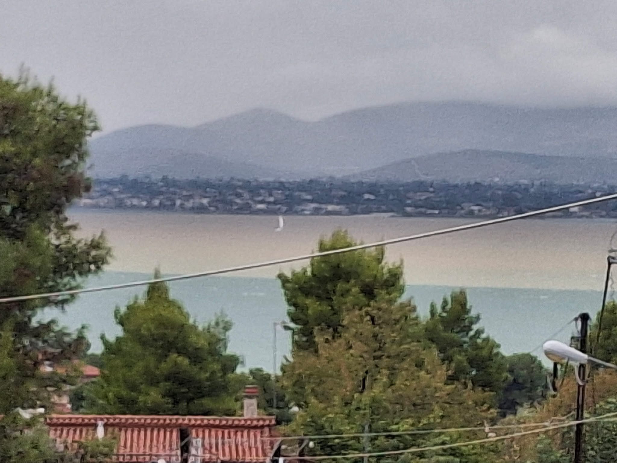 Εύβοια: Άλλαξε χρώμα η θάλασσα του Ευβοϊκού Κόλπου – Εντυπωσιακή εικόνα