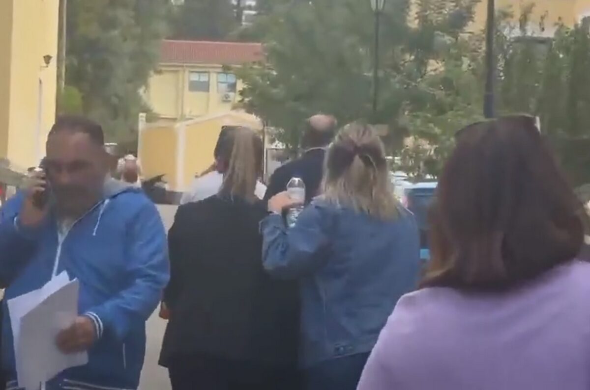 Με χειροπέδες Λιόλιος και Τσαρούχα βγήκαν από τον ανακριτή – Βίντεο