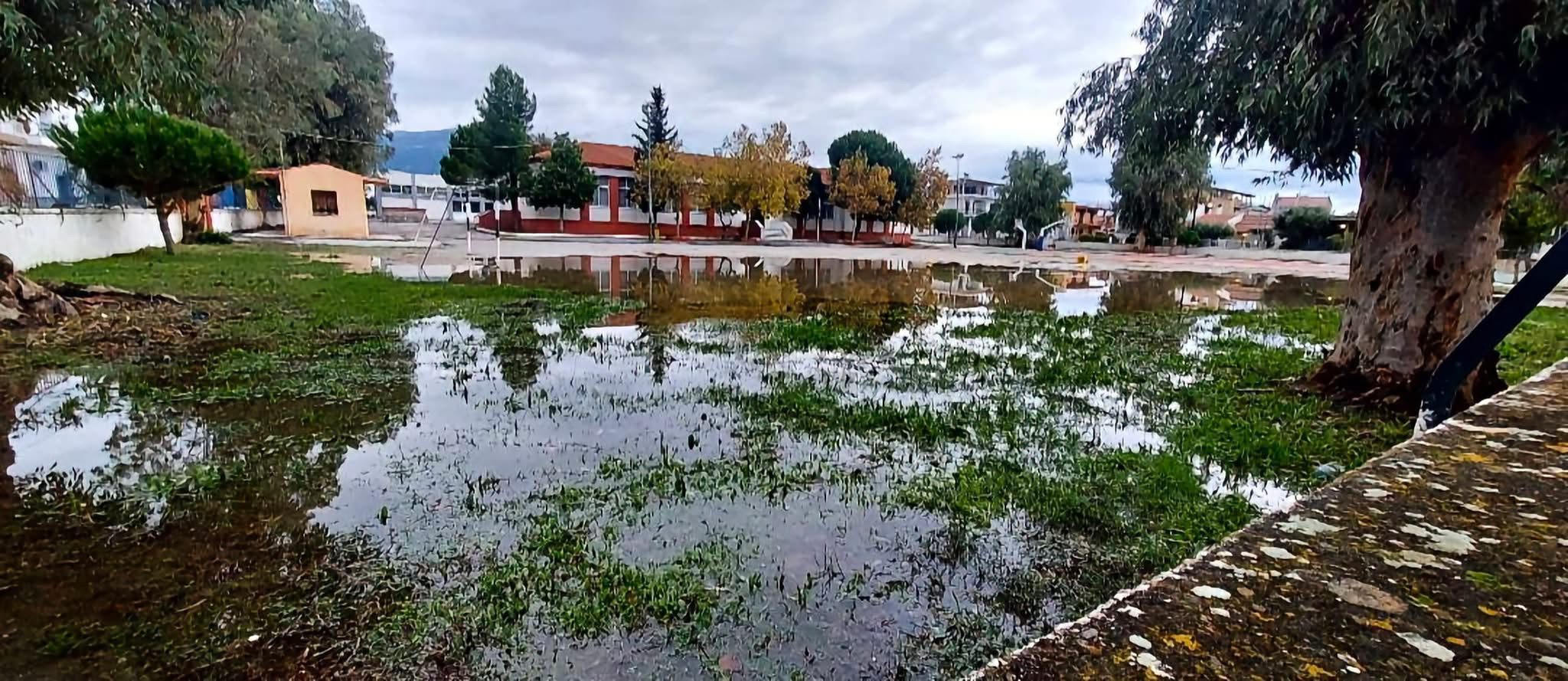 Σχολείο της Εύβοιας «βουλιάζει» στη λάσπη: Εικόνες σοκ