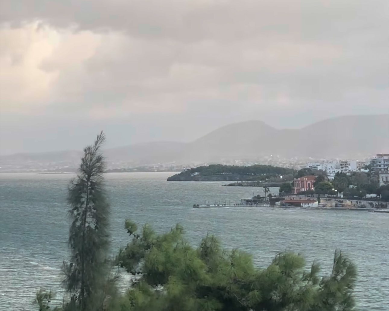 Ξεκίνησε η νέα κακοκαιρία στην Εύβοια – Πότε αναμένονται ακραία ύψη βροχής