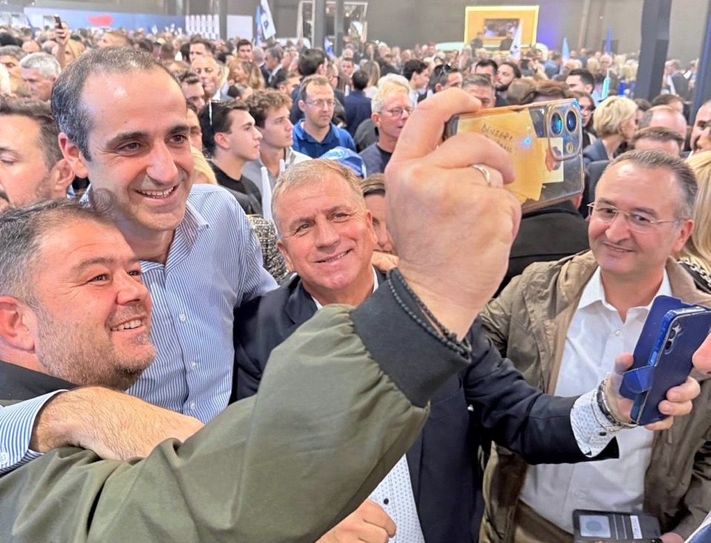 Η θερμή υποδοχή στον Γρηγόρη Δημητριάδη στην εκδήλωση για τα 52 χρόνια της ΝΔ