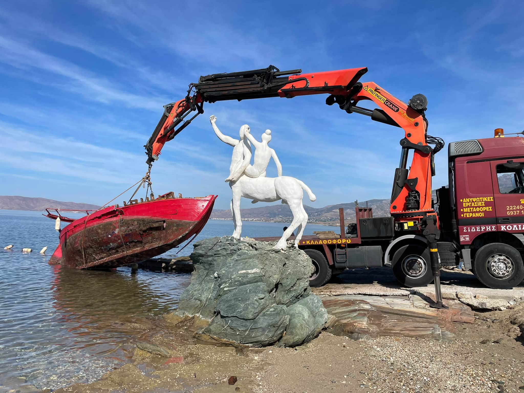 Συναγερμός στην Εύβοια: Βούλιαξε σκάφος – Πώς το έβγαλαν από την θάλασσα