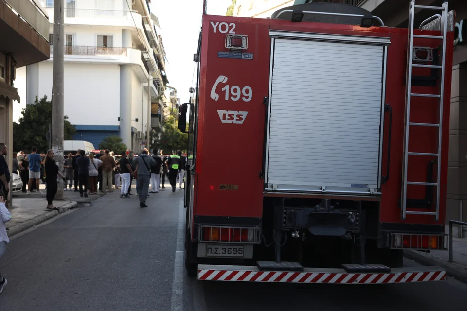 Συναγερμός στον Κολωνό μετά από έκρηξη σε πολυκατοικία – Τραυματίστηκαν αστυνομικοί