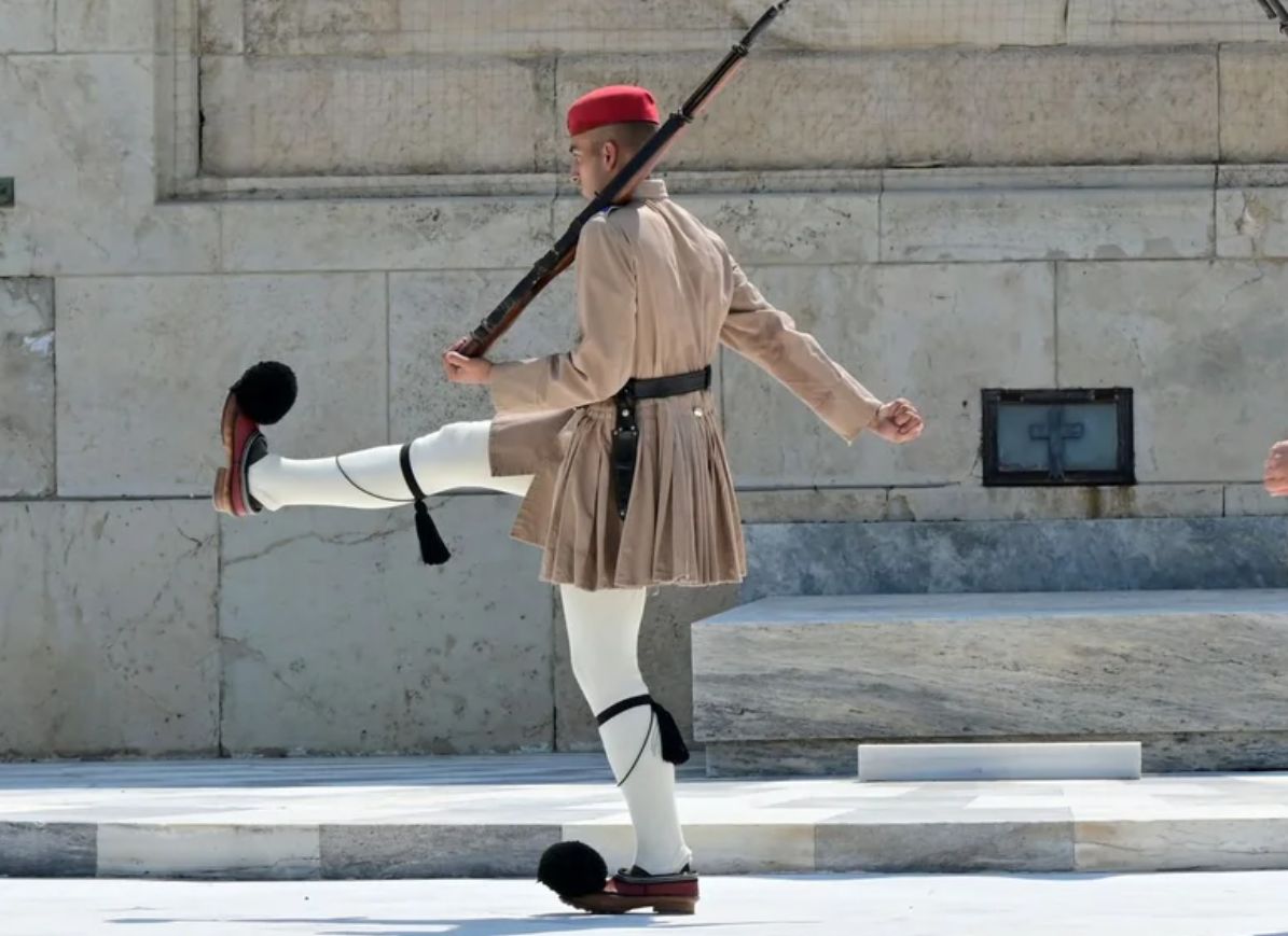 Μνημείο του Αγνώστου Στρατιώτη: Μάρμαρο Αλιβερίου στη θέση της ασφάλτου – Τι αλλάζει
