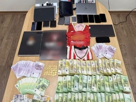 Σκάνδαλο στο μπάσκετ: 931.463 ευρώ, 14 κινητά και… φανέλες του Ολυμπιακού στα σπίτια των διαιτητών