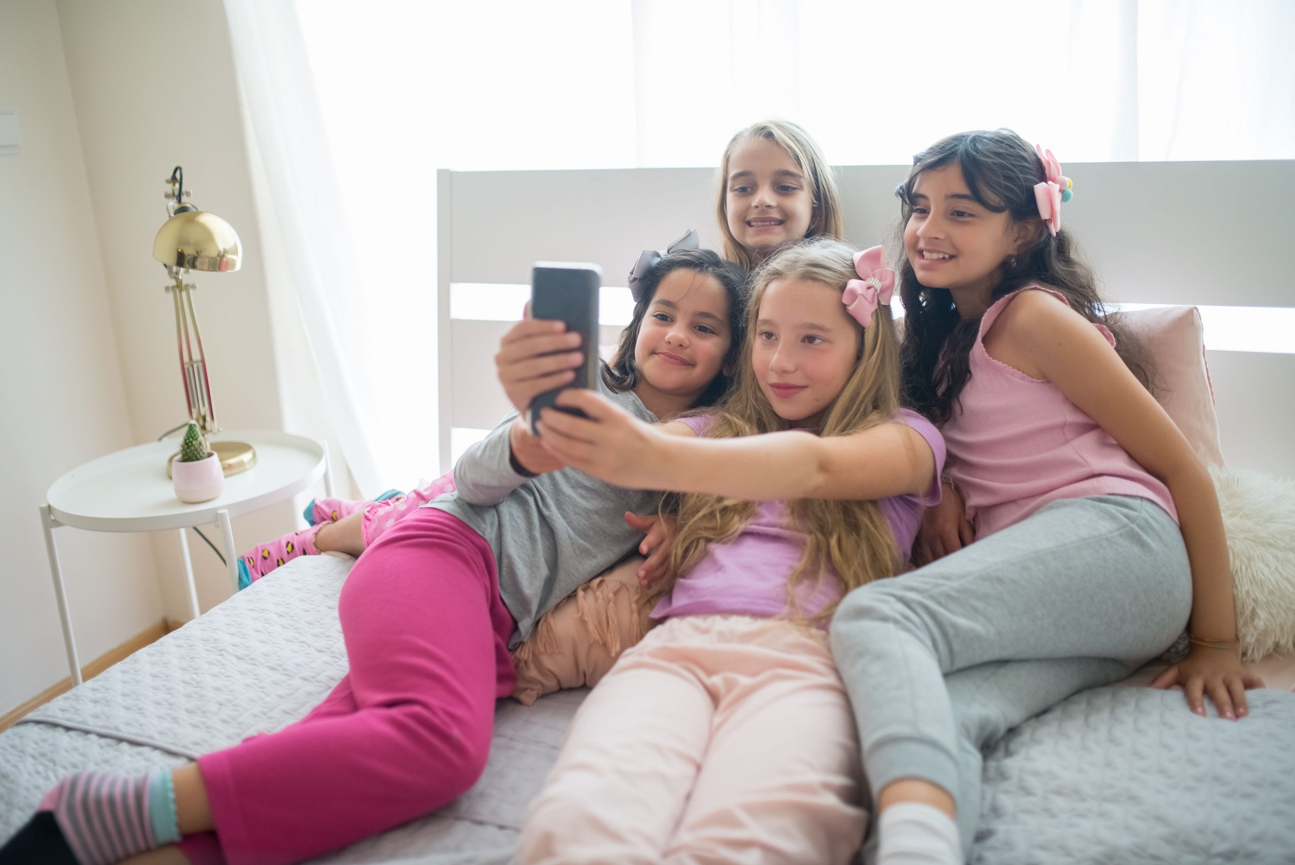Μπλόκο σε Facebook, TikTok και Instagram για παιδιά έως 15 ετών – Όλο το σχέδιο