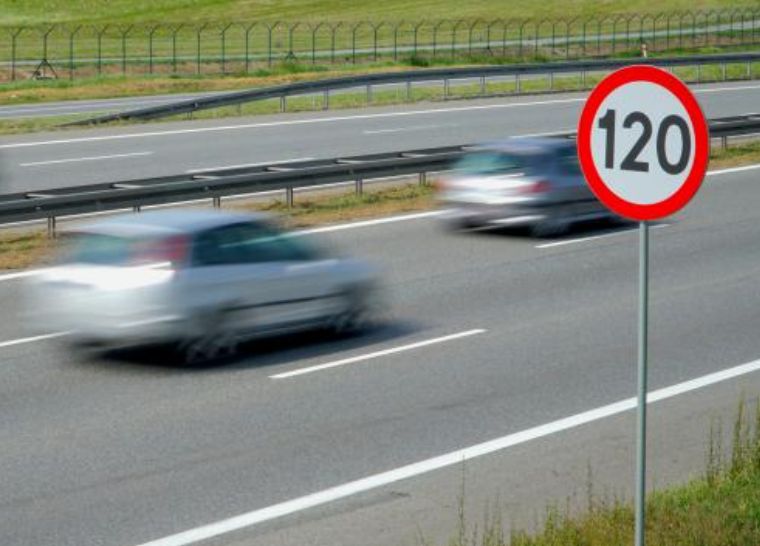 Αλλάζουν τα όρια ταχύτητας στους αυτοκινητόδρομους; Τα σχέδια για τα 100 χλμ./ώρα