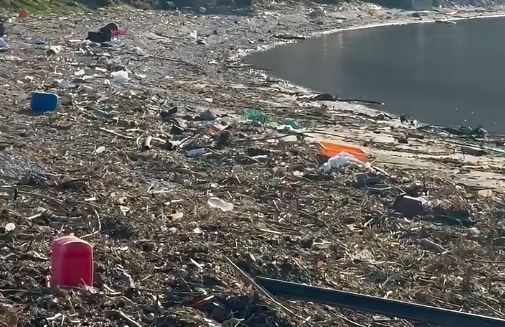 Εικόνα σοκ από παραλία της Εύβοιας που μετατράπηκε σε σκουπιδότοπο – Βίντεο