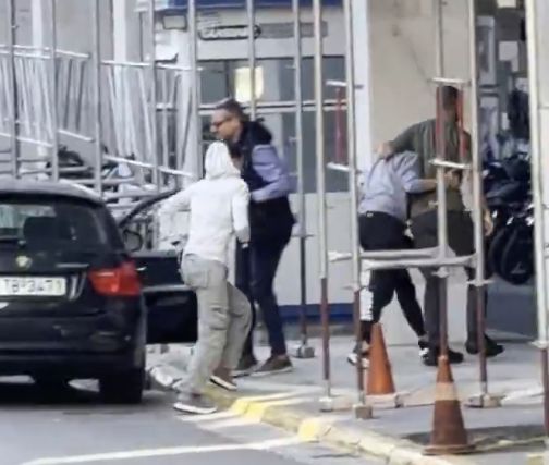 Η άφιξη της Βάσως Τσαρούχα στη ΓΑΔΑ – Δείτε το βίντεο